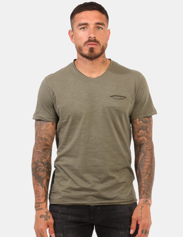 T-shirt Yes Zee Verde - T-shirt classica in total verde militare con piccolo taschino a taglio ad altezza cuore. La vestibil