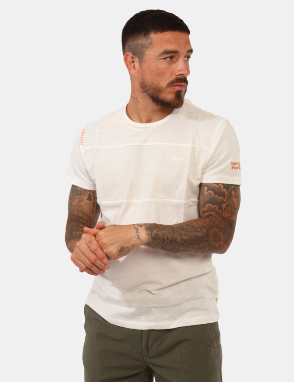 T-shirt Yes Zee Bianco - T-shirt classica in total bianco con alcuni piccoli ricami in arancione. La vestibilità è morbida e