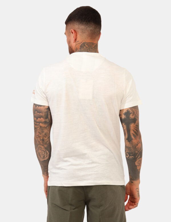 T-shirt Yes Zee Bianco - T-shirt classica in total bianco con alcuni piccoli ricami in arancione. La vestibilità è morbida e
