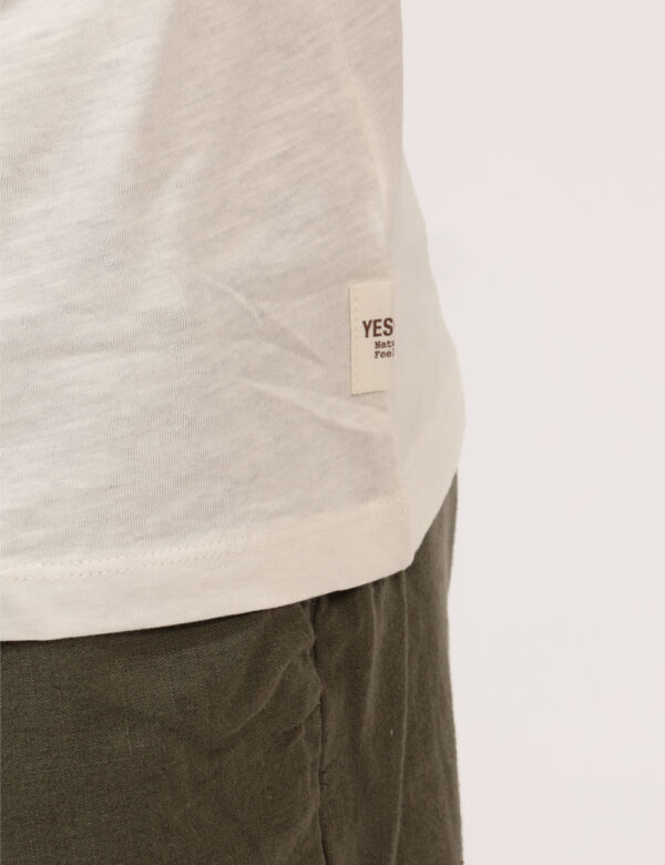T-shirt Yes Zee Bianco - T-shirt classica in total bianco con alcuni piccoli ricami in arancione. La vestibilità è morbida e