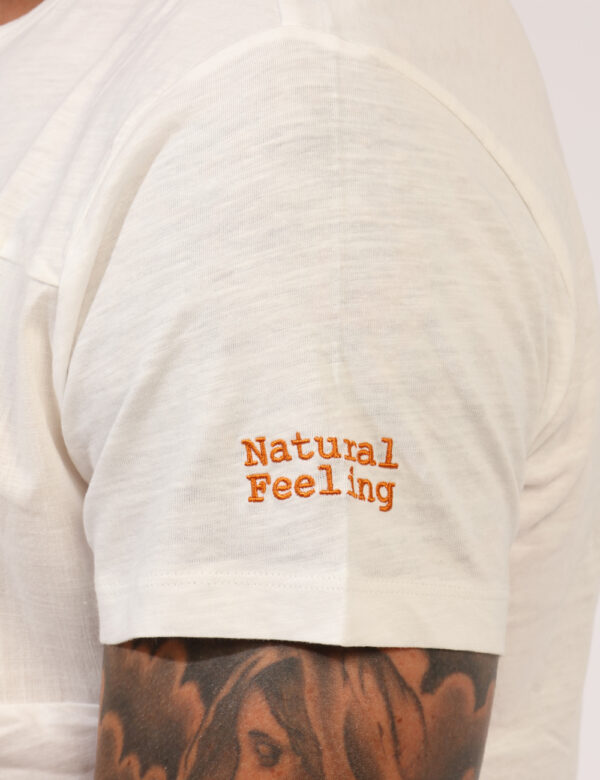 T-shirt Yes Zee Bianco - T-shirt classica in total bianco con alcuni piccoli ricami in arancione. La vestibilità è morbida e