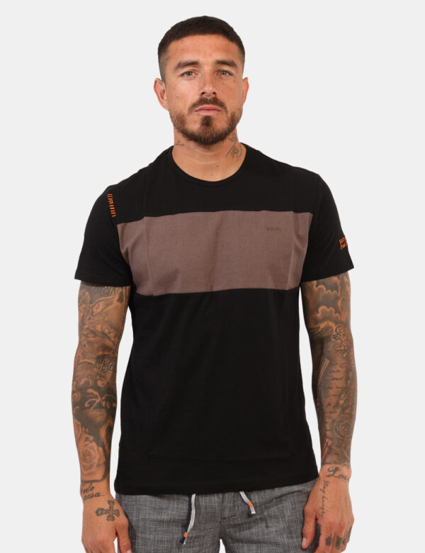 T-shirt Yes Zee Nero - T-shirt classica in color block nero e marrone con alcuni piccoli ricami in arancione. La vestibilità