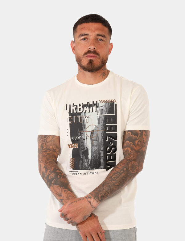 T-shirt Yes Zee Bianco - T-shirt classica su base bianco panna con stampa nero/grigio. La vestibilità è morbida e regolare.