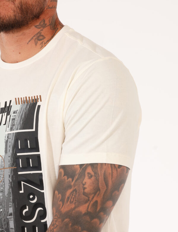 T-shirt Yes Zee Bianco - T-shirt classica su base bianco panna con stampa nero/grigio. La vestibilità è morbida e regolare.