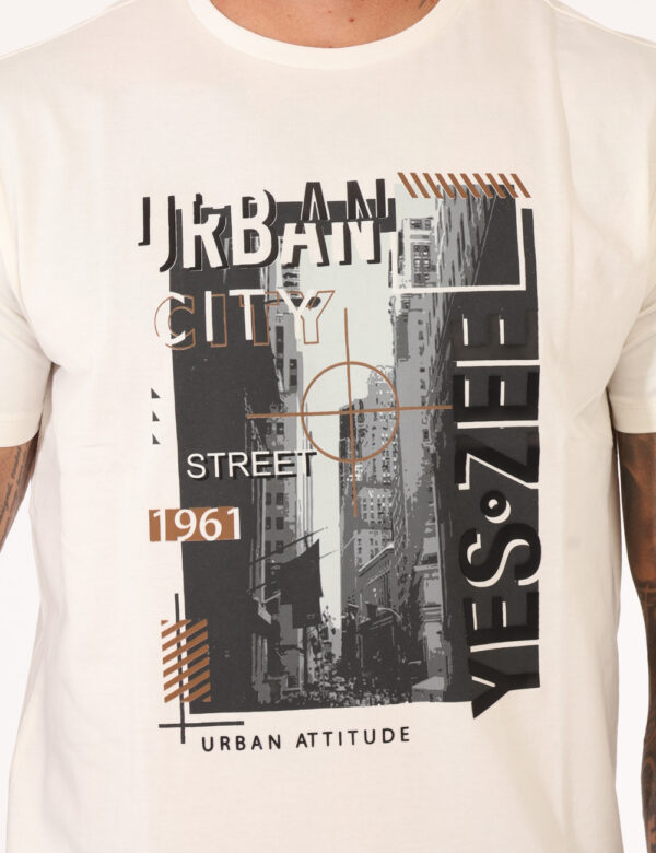T-shirt Yes Zee Bianco - T-shirt classica su base bianco panna con stampa nero/grigio. La vestibilità è morbida e regolare.
