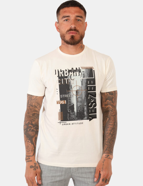 T-shirt Yes Zee Bianco - T-shirt classica su base bianco panna con stampa nero/grigio. La vestibilità è morbida e regolare.