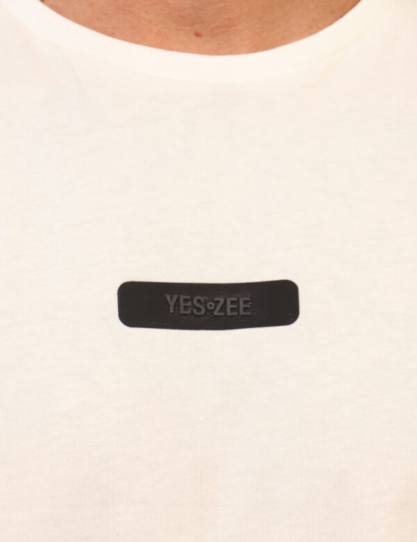 T-shirt Yes Zee Bianco - T-shirt basica in total bianco, con patch logo brand in nero. La vestibilità è morbida e regolare.