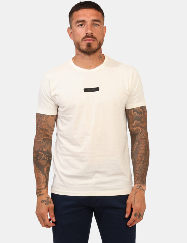 T-shirt Yes Zee Bianco - T-shirt basica in total bianco, con patch logo brand in nero. La vestibilità è morbida e regolare.