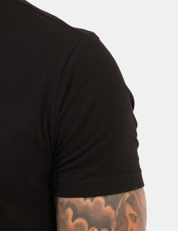 T-shirt Yes Zee Nero - T-shirt basica in total nero, con patch logo brand in tono su tono. La vestibilità è morbida e regola
