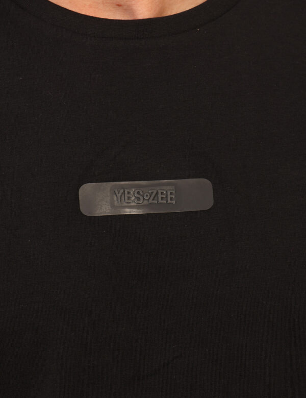 T-shirt Yes Zee Nero - T-shirt basica in total nero, con patch logo brand in tono su tono. La vestibilità è morbida e regola