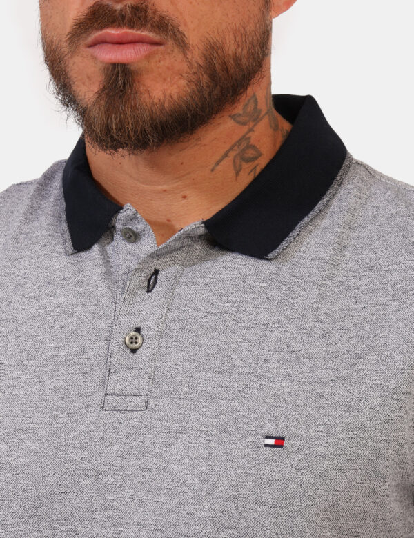 T-shirt Tommy Hilfiger Grigio - Cod. art. XM0XM02831 SZVi ricordiamo che tutti i nostri articoli sono originali.