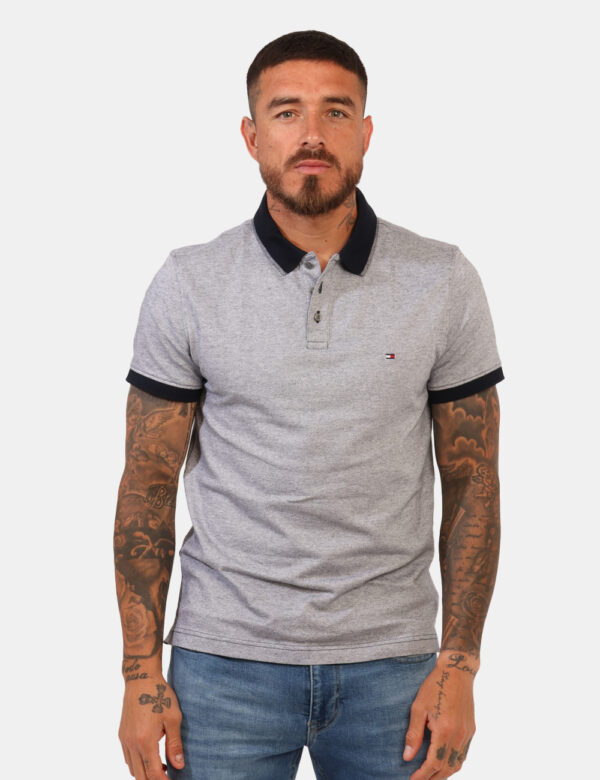 T-shirt Tommy Hilfiger Grigio - Cod. art. XM0XM02831 SZVi ricordiamo che tutti i nostri articoli sono originali.