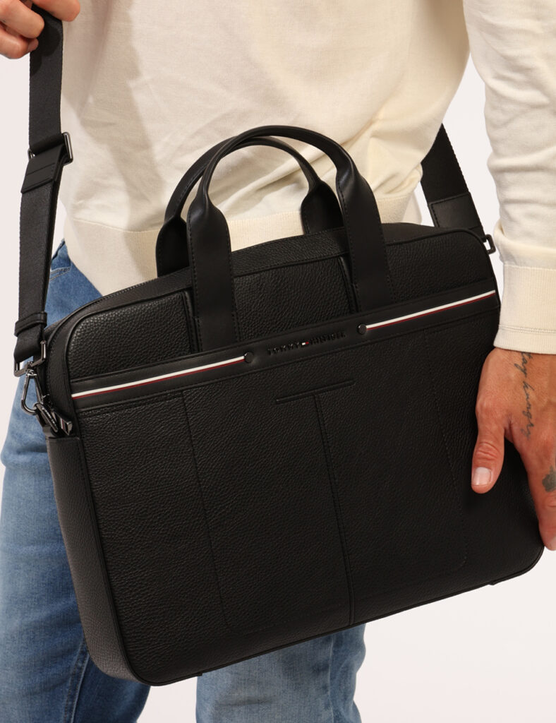 Borsa porta documenti Tommy Hilfiger Nero - Cod. art. XM0XM02911 SZVi ricordiamo che tutti i nostri articoli sono originali.