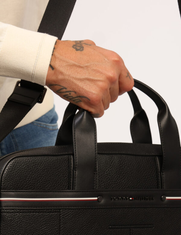 Borsa porta documenti Tommy Hilfiger Nero - Cod. art. XM0XM02911 SZVi ricordiamo che tutti i nostri articoli sono originali.