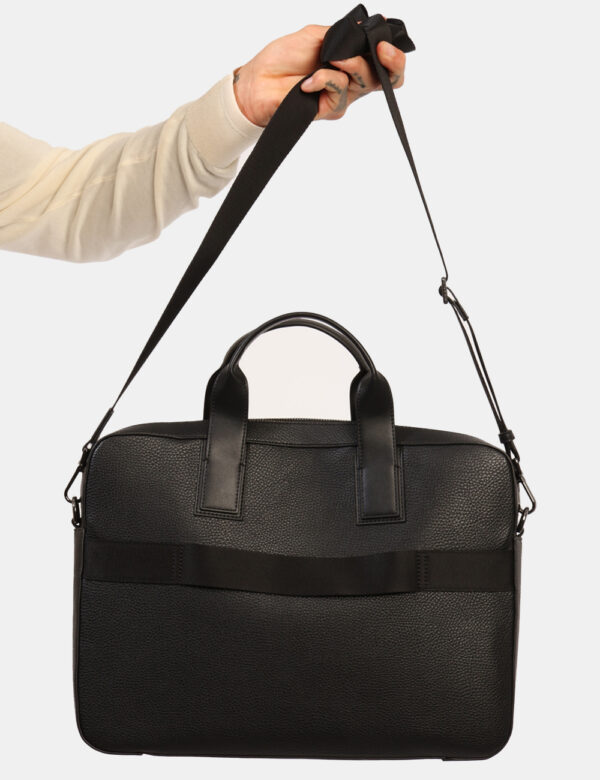 Borsa porta documenti Tommy Hilfiger Nero - Cod. art. XM0XM02911 SZVi ricordiamo che tutti i nostri articoli sono originali.