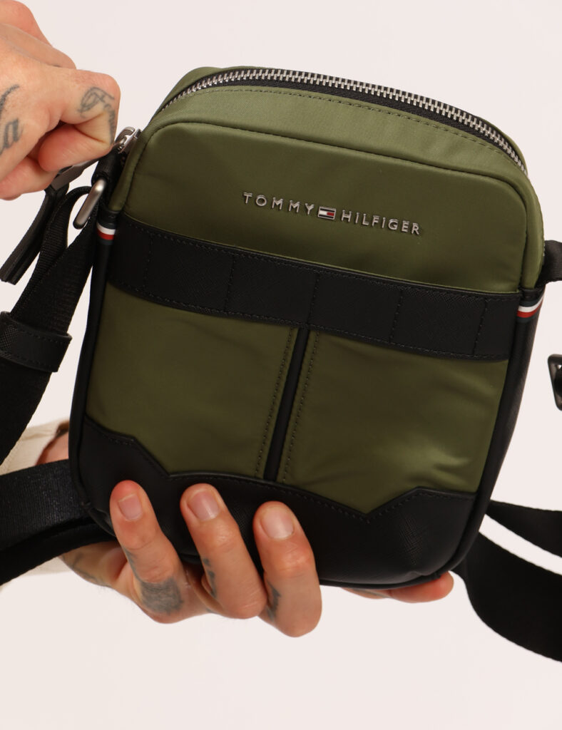Borsello Tommy Hilfiger Verde - Cod. art. XM0XM02916 SZVi ricordiamo che tutti i nostri articoli sono originali.