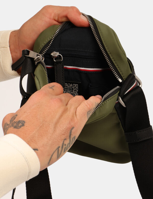 Borsello Tommy Hilfiger Verde - Cod. art. XM0XM02916 SZVi ricordiamo che tutti i nostri articoli sono originali.