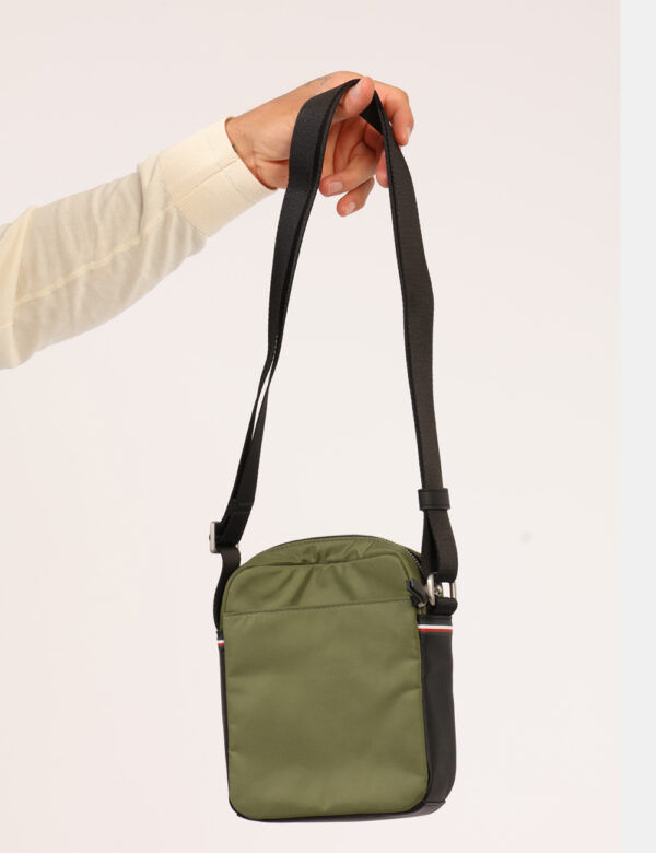 Borsello Tommy Hilfiger Verde - Cod. art. XM0XM02916 SZVi ricordiamo che tutti i nostri articoli sono originali.