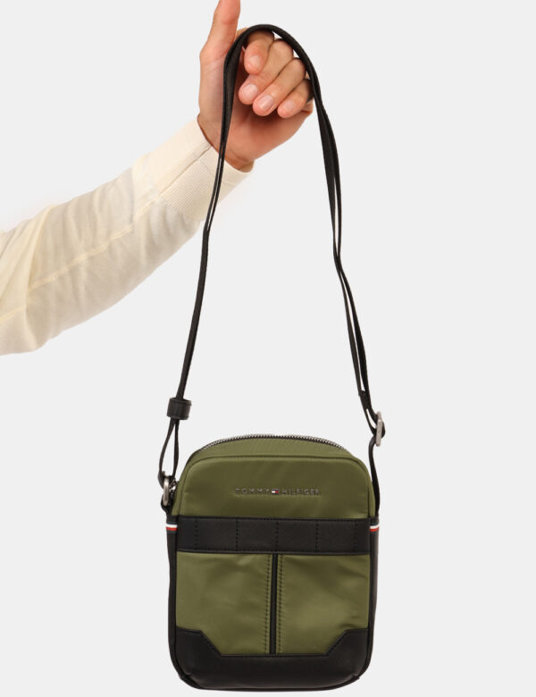 Borsello Tommy Hilfiger Verde - Cod. art. XM0XM02916 SZVi ricordiamo che tutti i nostri articoli sono originali.