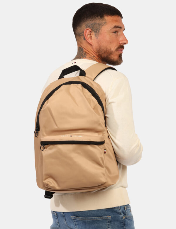 Zaino Tommy Hilfiger Marrone - Cod. art. XM0XM02918 SZVi ricordiamo che tutti i nostri articoli sono originali.