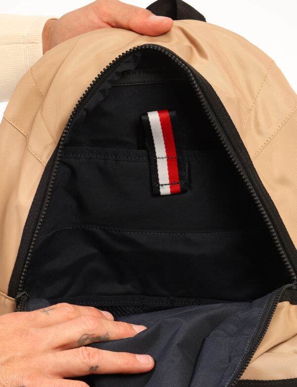 Zaino Tommy Hilfiger Marrone - Cod. art. XM0XM02918 SZVi ricordiamo che tutti i nostri articoli sono originali.