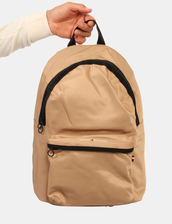 Zaino Tommy Hilfiger Marrone - Cod. art. XM0XM02918 SZVi ricordiamo che tutti i nostri articoli sono originali.