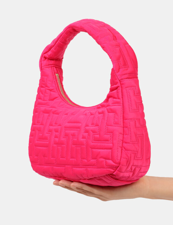 Borsa Tommy Hilfiger Fucsia - Cod. art. XW0XW03071 SZVi ricordiamo che tutti i nostri articoli sono originali.
