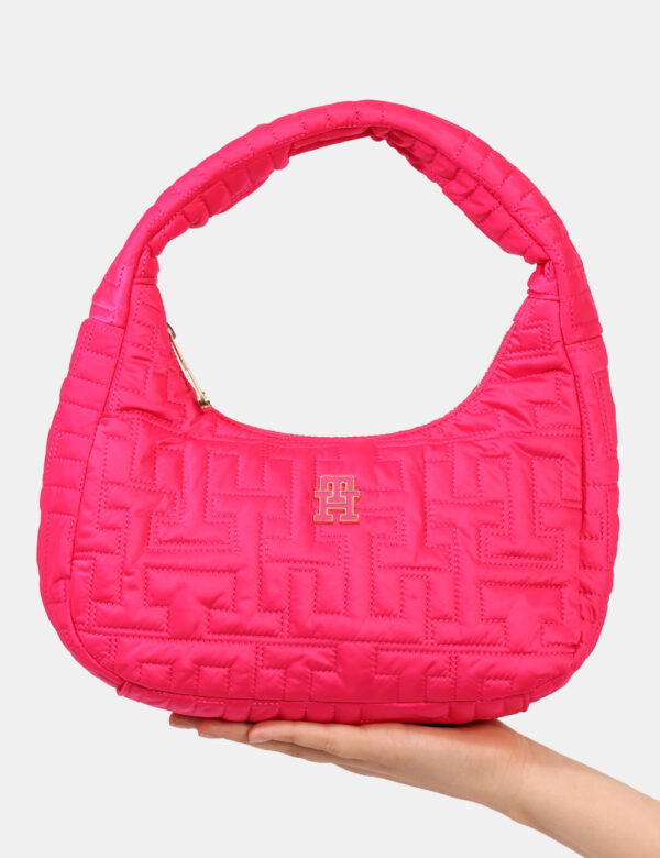 Borsa Tommy Hilfiger Fucsia - Cod. art. XW0XW03071 SZVi ricordiamo che tutti i nostri articoli sono originali.