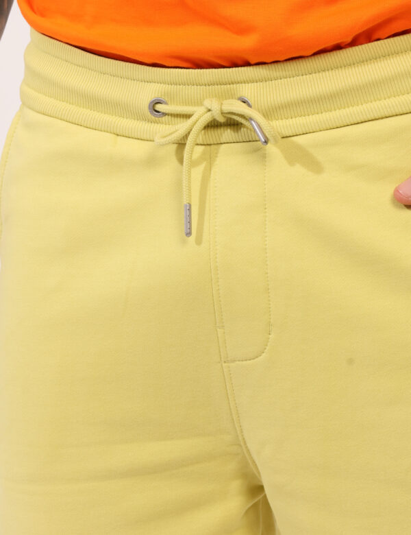 Bermuda Calvin Klein Giallo - Bermuda in tessuto ed in total giallo fluo, con piccola stampa logo brand, tasche a taglio tra