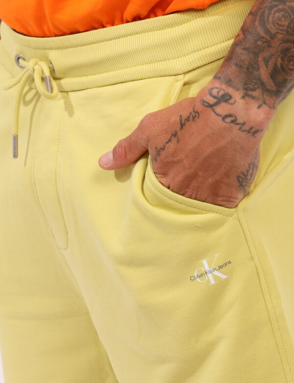 Bermuda Calvin Klein Giallo - Bermuda in tessuto ed in total giallo fluo, con piccola stampa logo brand, tasche a taglio tra