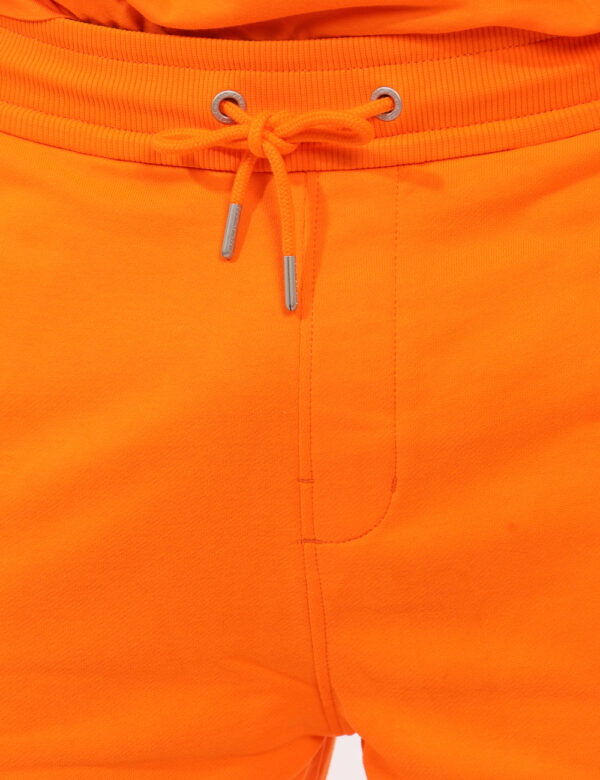 Bermuda Calvin Klein Arancione - Bermuda in tessuto ed in total arancione, con piccola stampa logo brand, tasche a taglio tr