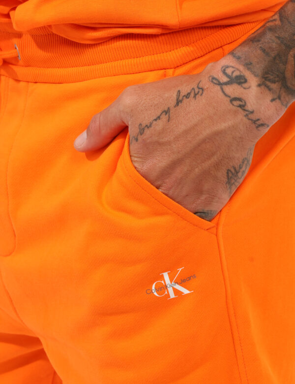 Bermuda Calvin Klein Arancione - Bermuda in tessuto ed in total arancione, con piccola stampa logo brand, tasche a taglio tr