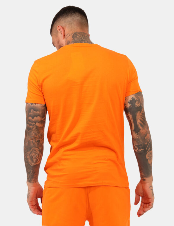 T-shirt Calvin Klein Arancione - T-shirt classica su base arancione con stampa logo brand. La vestibilità è morbida e regola