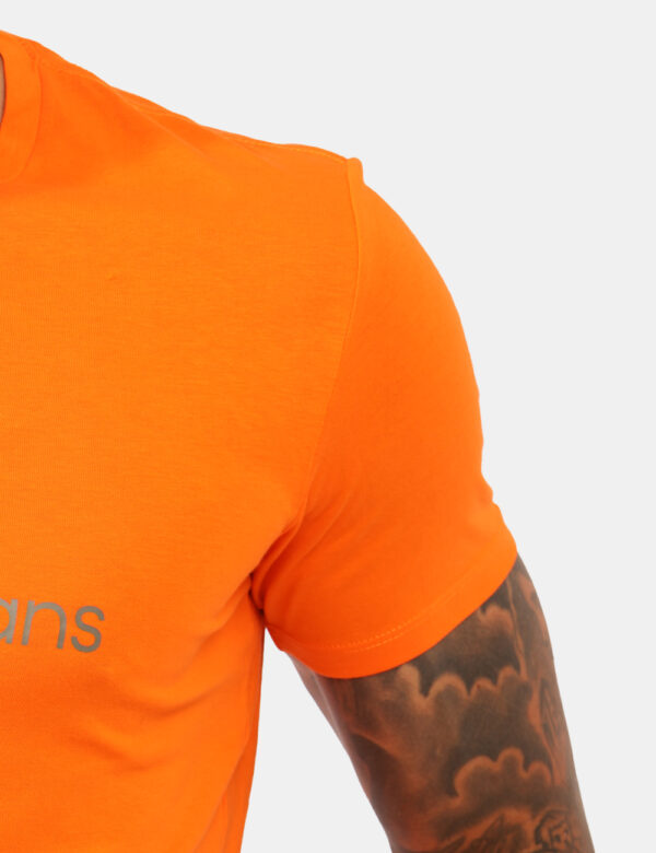 T-shirt Calvin Klein Arancione - T-shirt classica su base arancione con stampa logo brand. La vestibilità è morbida e regola