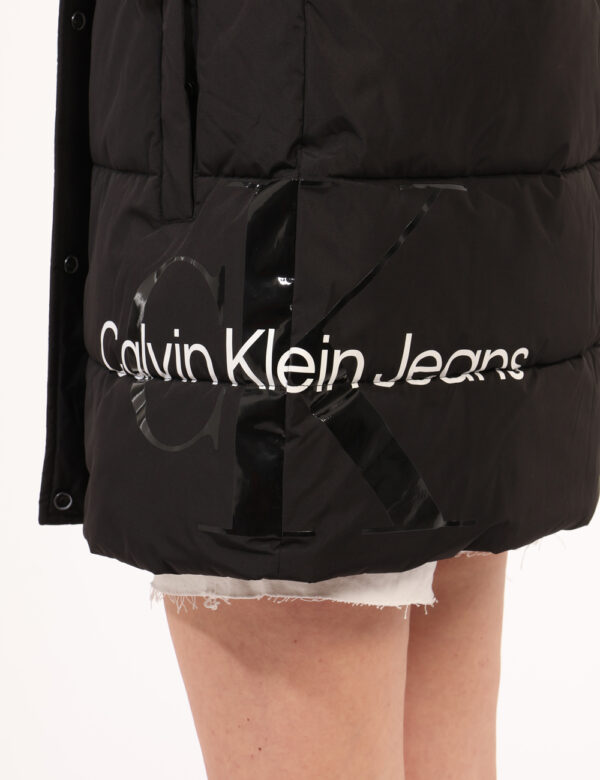 Piumino smanicato Calvin Klein Nero - Piumino smanicato lungo, in total nero, con stampa logo brand in tono su tono. Present
