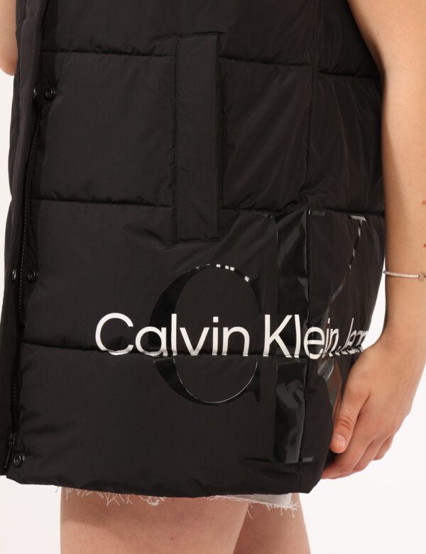 Piumino smanicato Calvin Klein Nero - Piumino smanicato lungo, in total nero, con stampa logo brand in tono su tono. Present