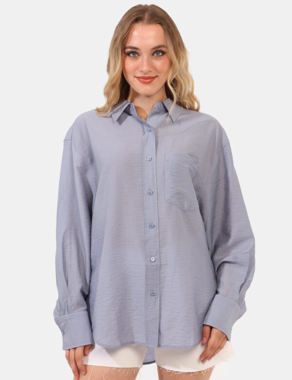 Camicia Calvin Klein Azzurro - Camicia in total azzurrino, con taschino a toppa tessuto simil stropicciato. La vestibilità è