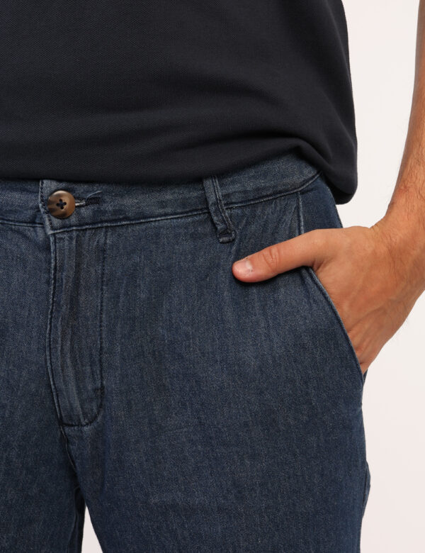 Bermuda Gas Jeans - Bermuda in total denim, con risvoltino e tasche a taglio trasversale. La vestibilità è morbida e pratica