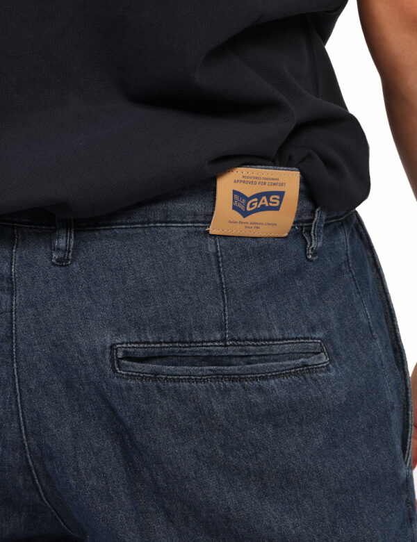 Bermuda Gas Jeans - Bermuda in total denim, con risvoltino e tasche a taglio trasversale. La vestibilità è morbida e pratica