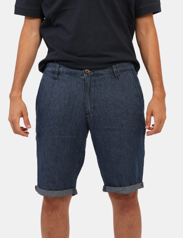 Bermuda Gas Jeans - Bermuda in total denim, con risvoltino e tasche a taglio trasversale. La vestibilità è morbida e pratica