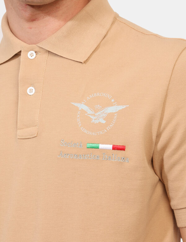 Polo Aeronautica Italiana Beige - Polo classica su base beige con ricamo logo brand ad altezza cuore. La vestibilità è morbi