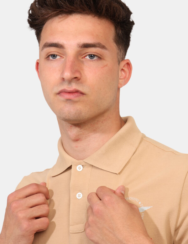Polo Aeronautica Italiana Beige - Polo classica su base beige con ricamo logo brand ad altezza cuore. La vestibilità è morbi