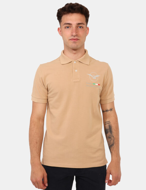 Polo Aeronautica Italiana Beige - Polo classica su base beige con ricamo logo brand ad altezza cuore. La vestibilità è morbi