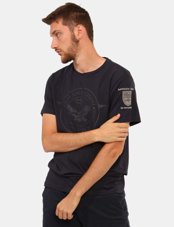 T-shirt Aeronautica Italiana Blu - T-shirt classica su base blu navy con stampa coordinata. La vestibilità del capo è morbid
