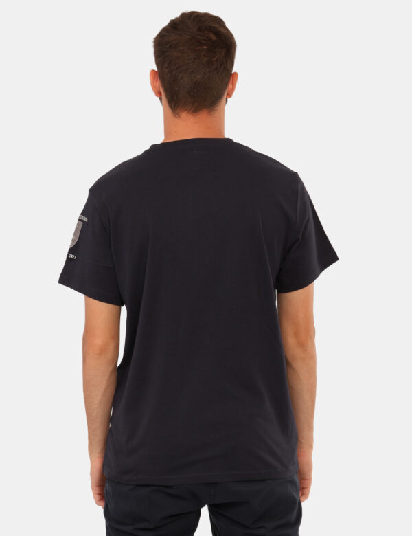 T-shirt Aeronautica Italiana Blu - T-shirt classica su base blu navy con stampa coordinata. La vestibilità del capo è morbid