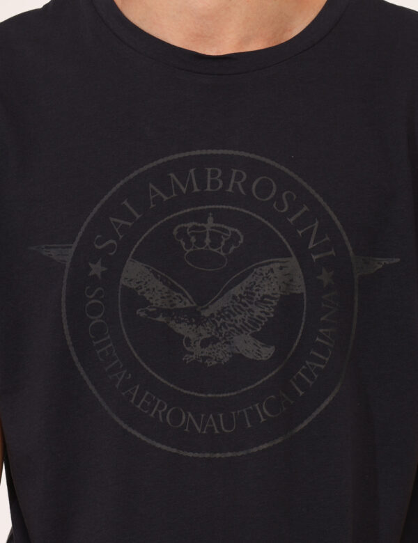 T-shirt Aeronautica Italiana Blu - T-shirt classica su base blu navy con stampa coordinata. La vestibilità del capo è morbid