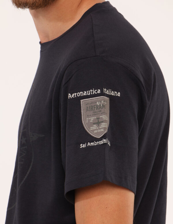 T-shirt Aeronautica Italiana Blu - T-shirt classica su base blu navy con stampa coordinata. La vestibilità del capo è morbid