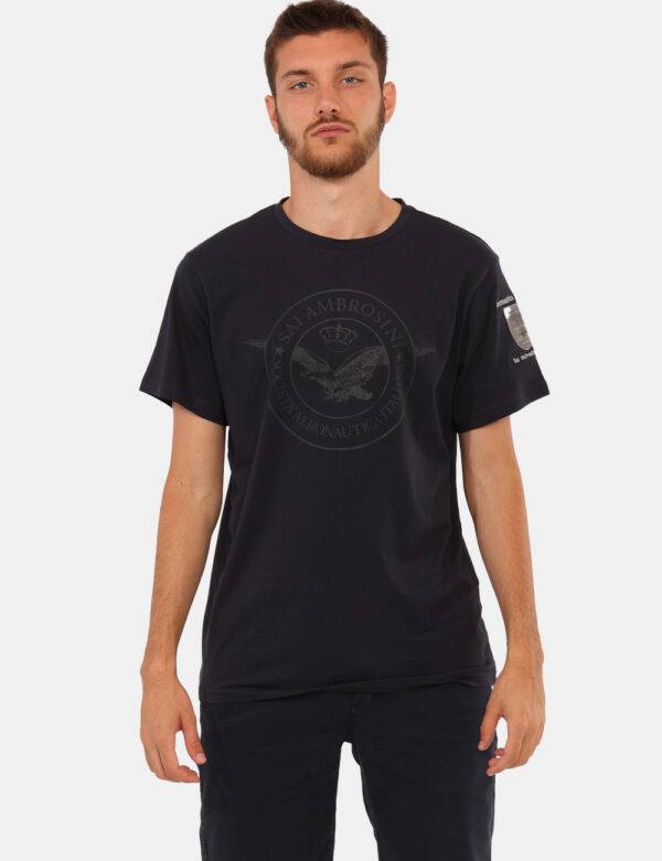 T-shirt Aeronautica Italiana Blu - T-shirt classica su base blu navy con stampa coordinata. La vestibilità del capo è morbid