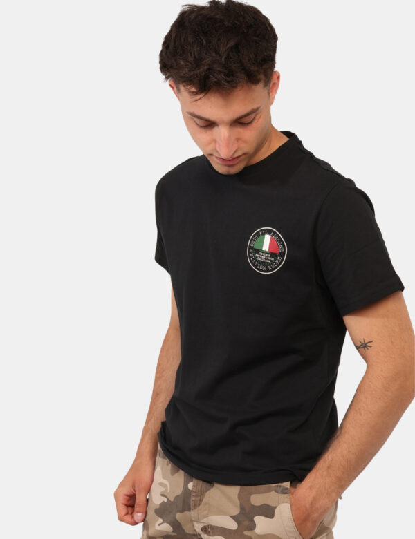 T-shirt Aeronautica Italiana Nero - T-shirt classica su base nera con piccola stampa coordinata. La vestibilità del capo è m