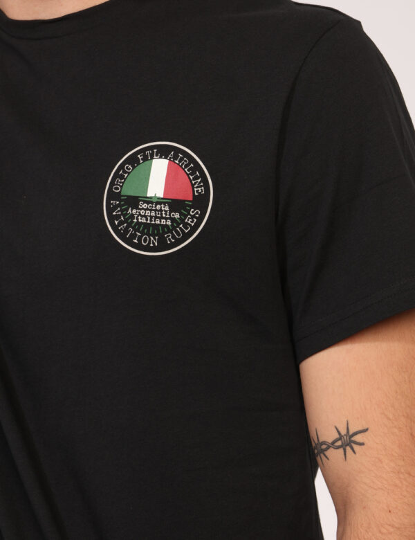 T-shirt Aeronautica Italiana Nero - T-shirt classica su base nera con piccola stampa coordinata. La vestibilità del capo è m